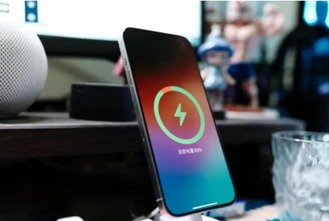松江苹果15换屏服务分享用什么充电器给iPhone15充电更好 